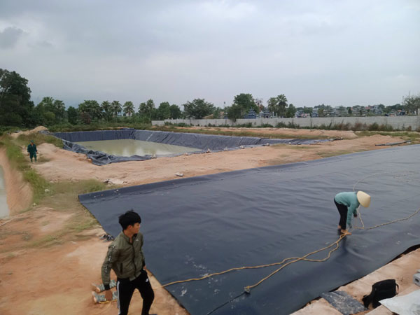 chuẩn bị mặt bằng để lót bạt HDPE